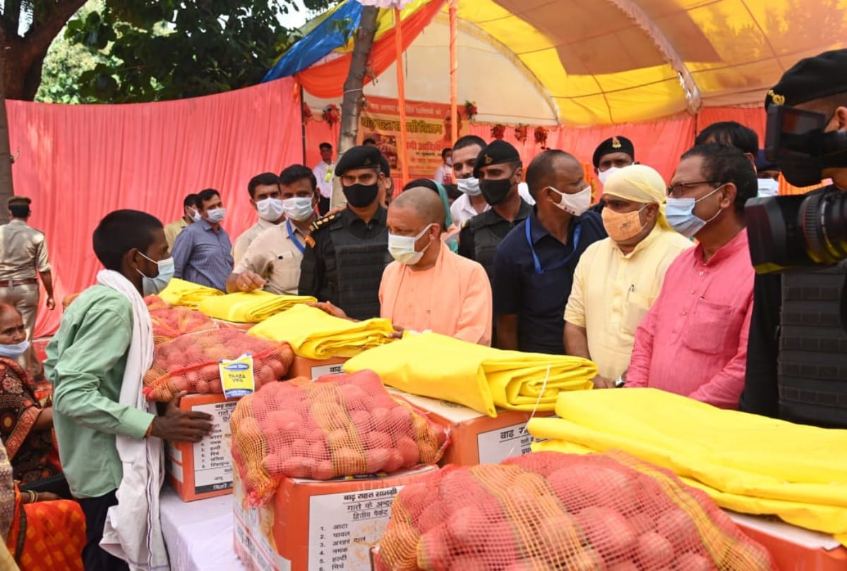 CM Yogi Adityanath shared pain by meeting of flood affected people in Gorakhpur