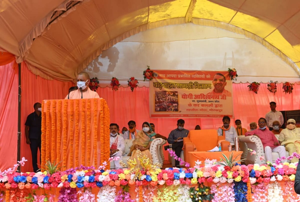 CM Yogi Adityanath shared pain by meeting of flood affected people in Gorakhpur