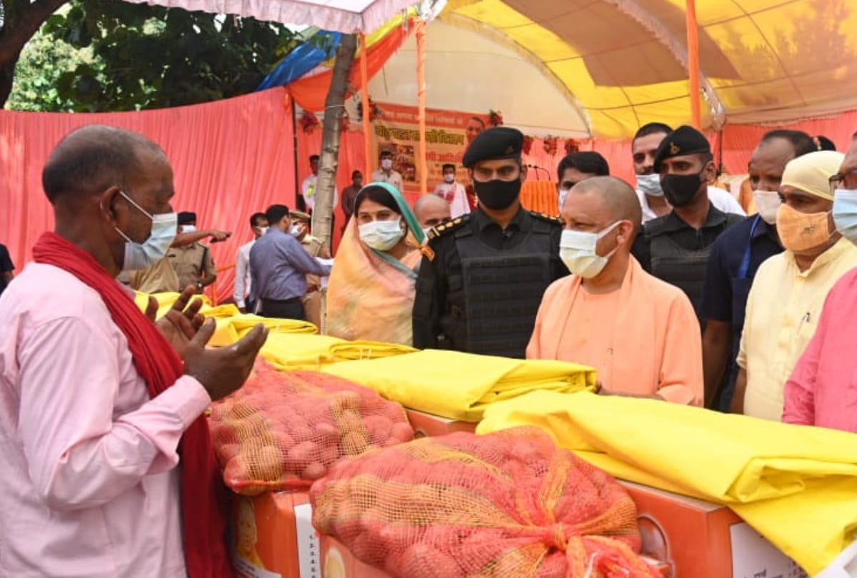CM Yogi Adityanath shared pain by meeting of flood affected people in Gorakhpur