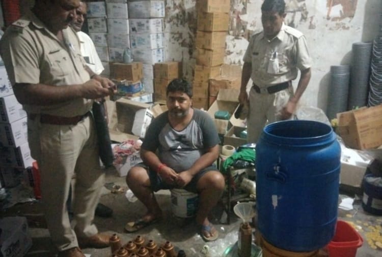 Fatehabad: CM Flying and police have busted business of packing Fake Mobil Oil in cartons bearing branded Companys Fake wrappers 