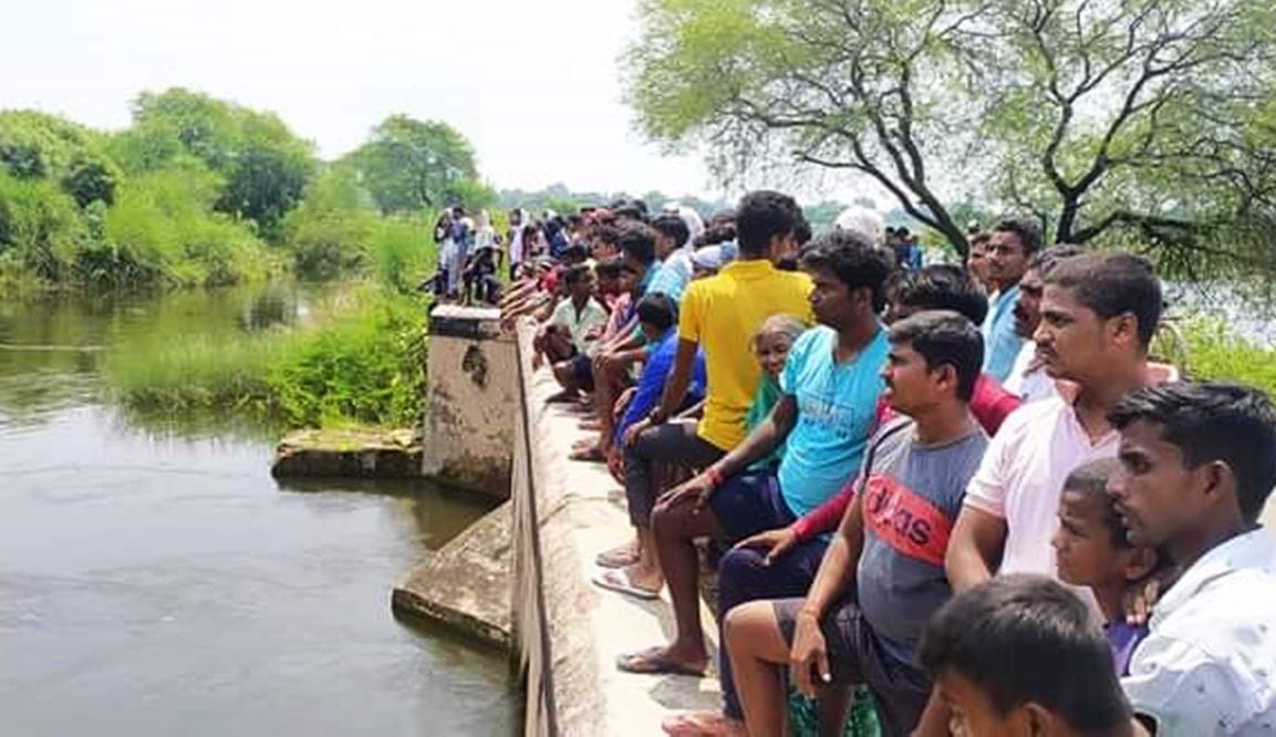 minor boy drowned in Magai river during bath in ghazipur  local people started searching no clue found
