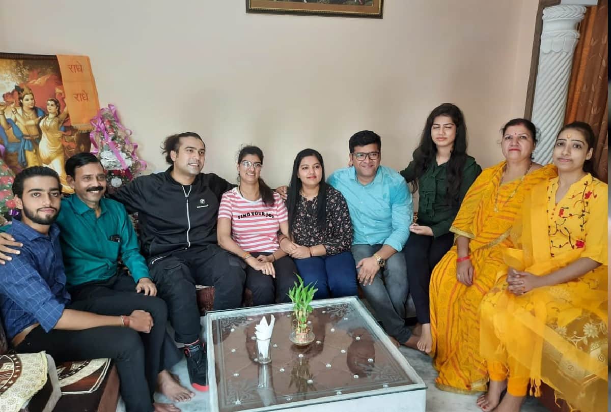 Bollywood singer jubin nautiyal surprised kbc winner himani bundela in agra