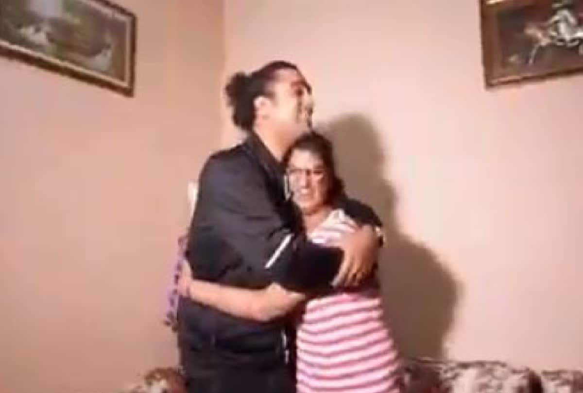 Bollywood singer jubin nautiyal surprised kbc winner himani bundela in agra