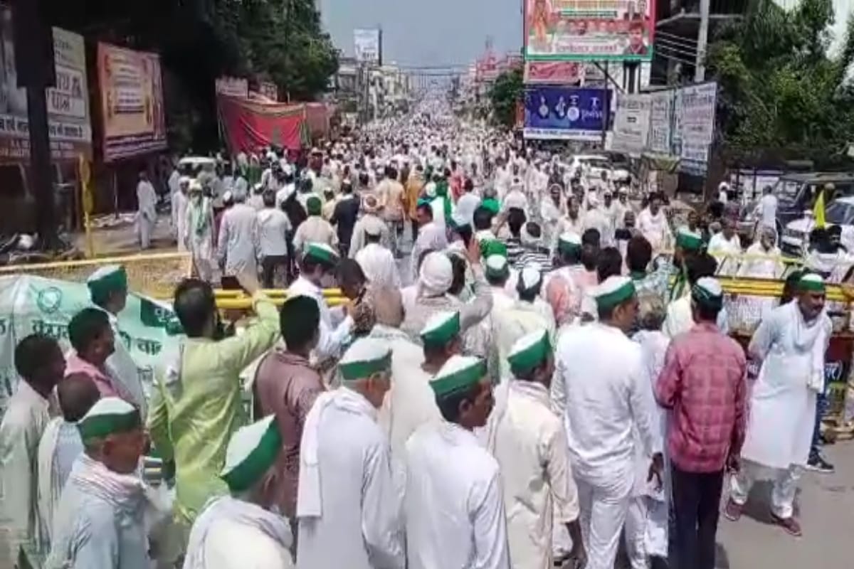 Kisan Mahapanchayat Update: Some people tore the hoardings of BJP and raised slogans against PM Modi and CM Yogi