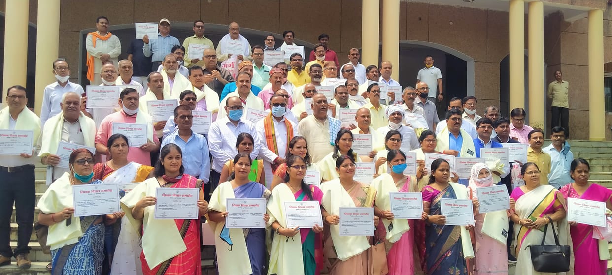 Sonbhadra: Teachers honored on Teacher's Day, contributed to the success