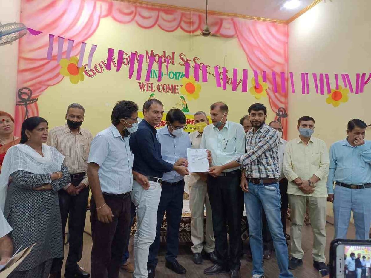 Those who increased the number of students in government schools were honored