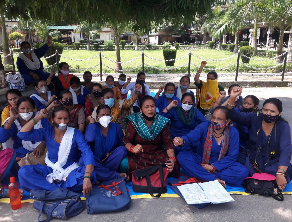aasha raised on dharna in Tehsil in support of demands