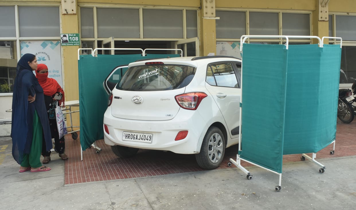 The woman gave birth to the baby girl in the car, after the delivery, she was suffering for an hour