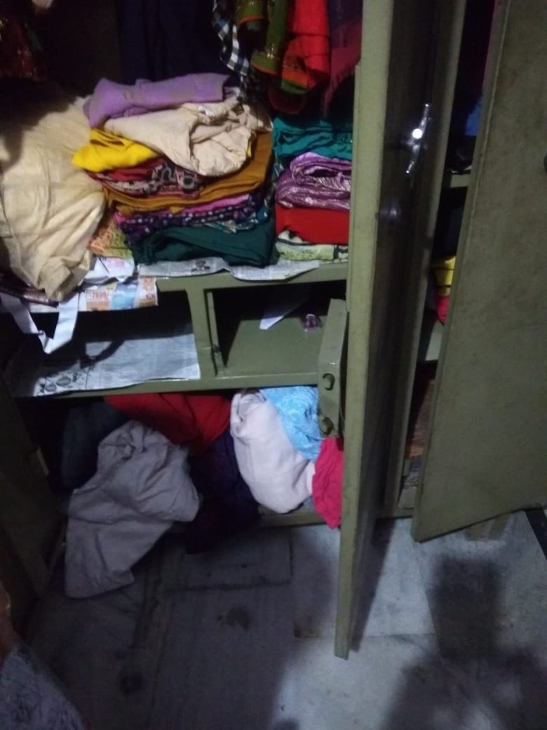 Breaking the locks of two houses in Maid, hands clean on thousands of ornaments