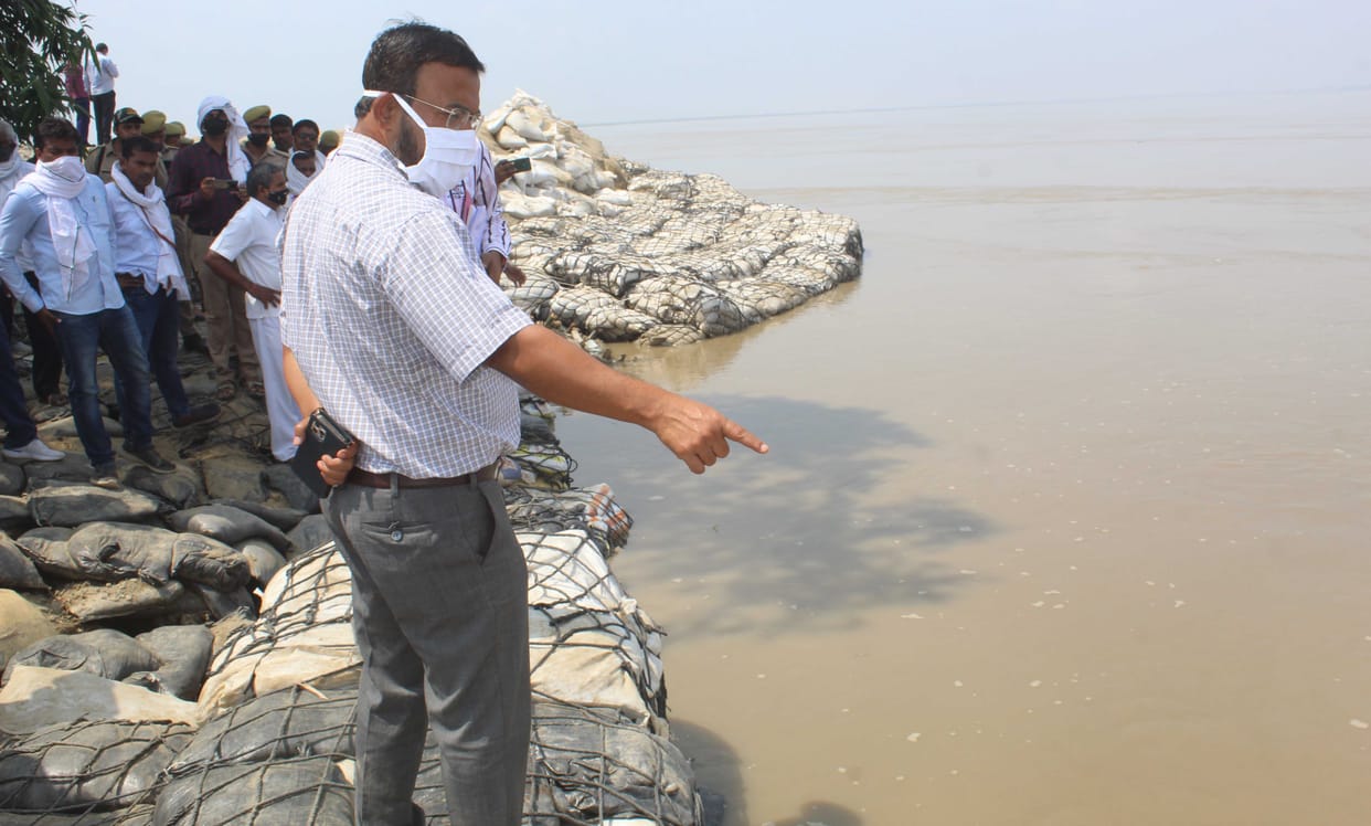 The water level of Ghaghra is decreasing rapidly, the cutting intensified