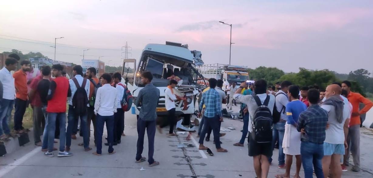 bus collision with tralla, student died