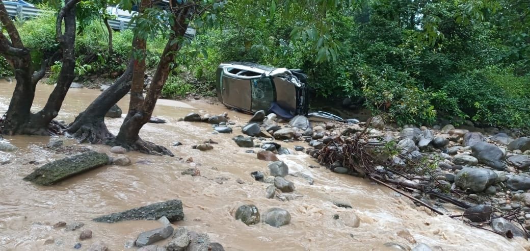 Tourists' car book in Ramnagar