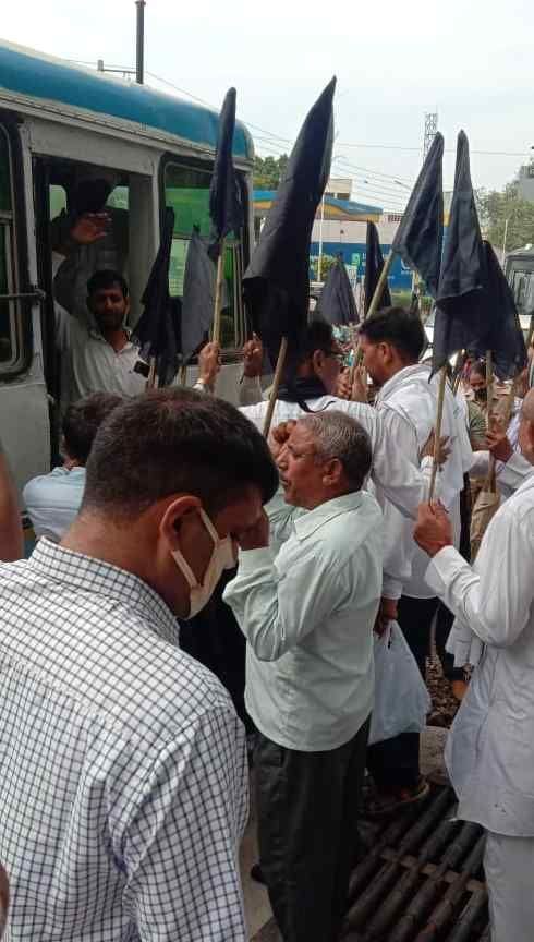 25 farmers going to show black flags to Chief Minister arrested, later released