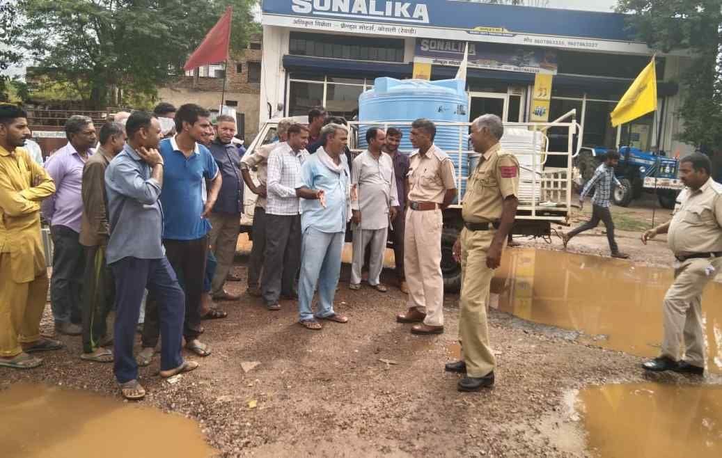 Demand to build a broken road, traders jammed