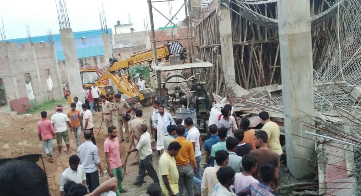 Accident in Bhadohi Shuttering collapsed during roof molding of carpet company one dead and many injured