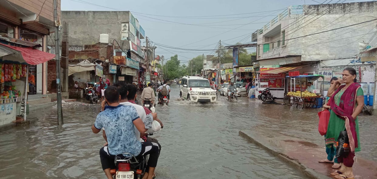 Waterlogging: Traders reached the police station against public health, complained to register a case