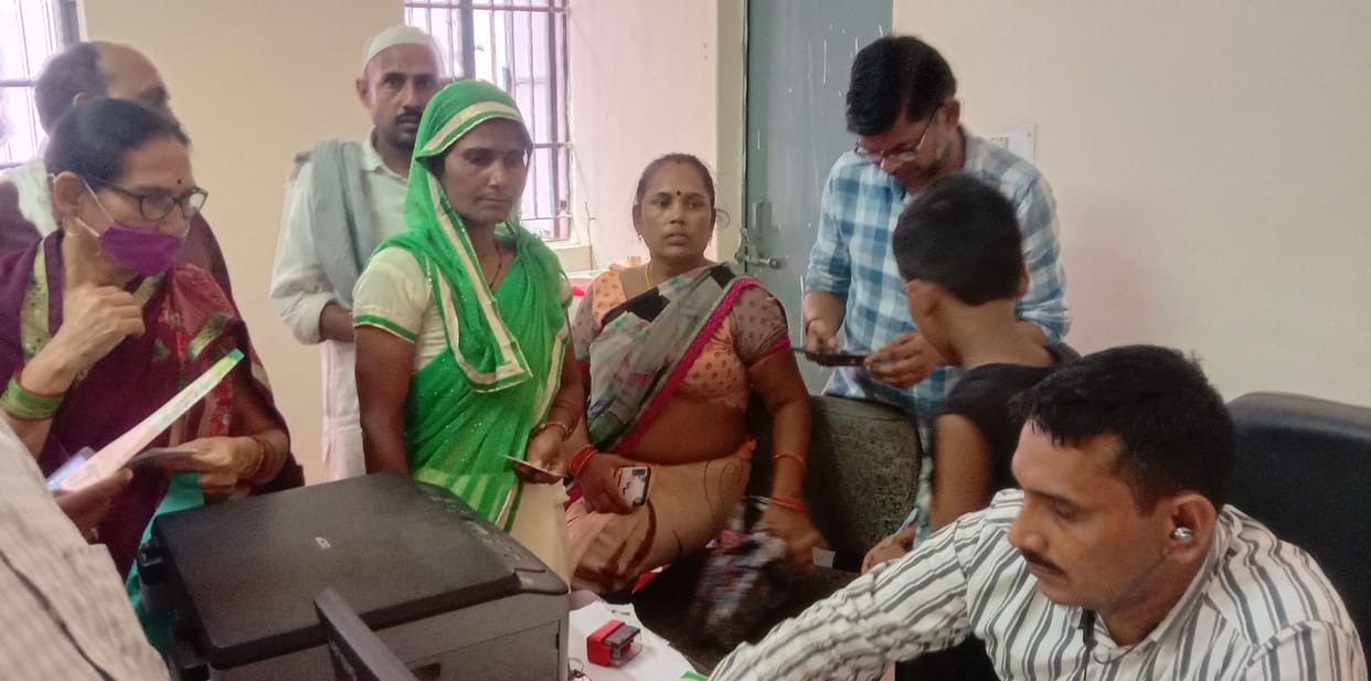 The ruckus of the young man for applying the vaccine to the acquaintance