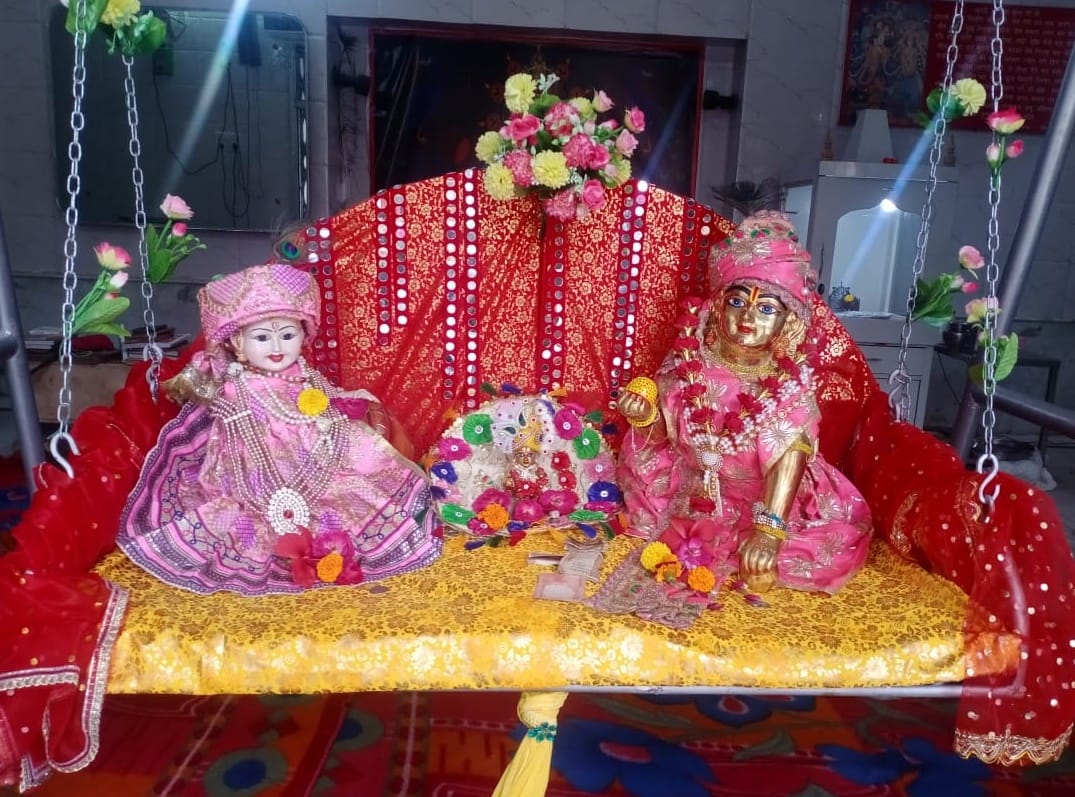 aaj to badhaee baajai nand mahal mein