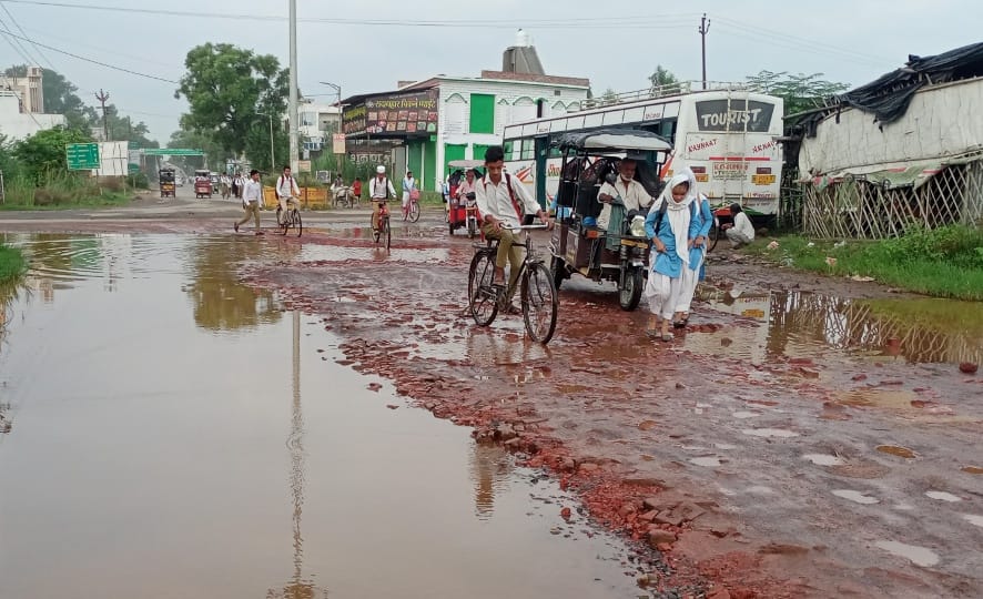 Pedestrians upset due to potholes of Azad Chowk