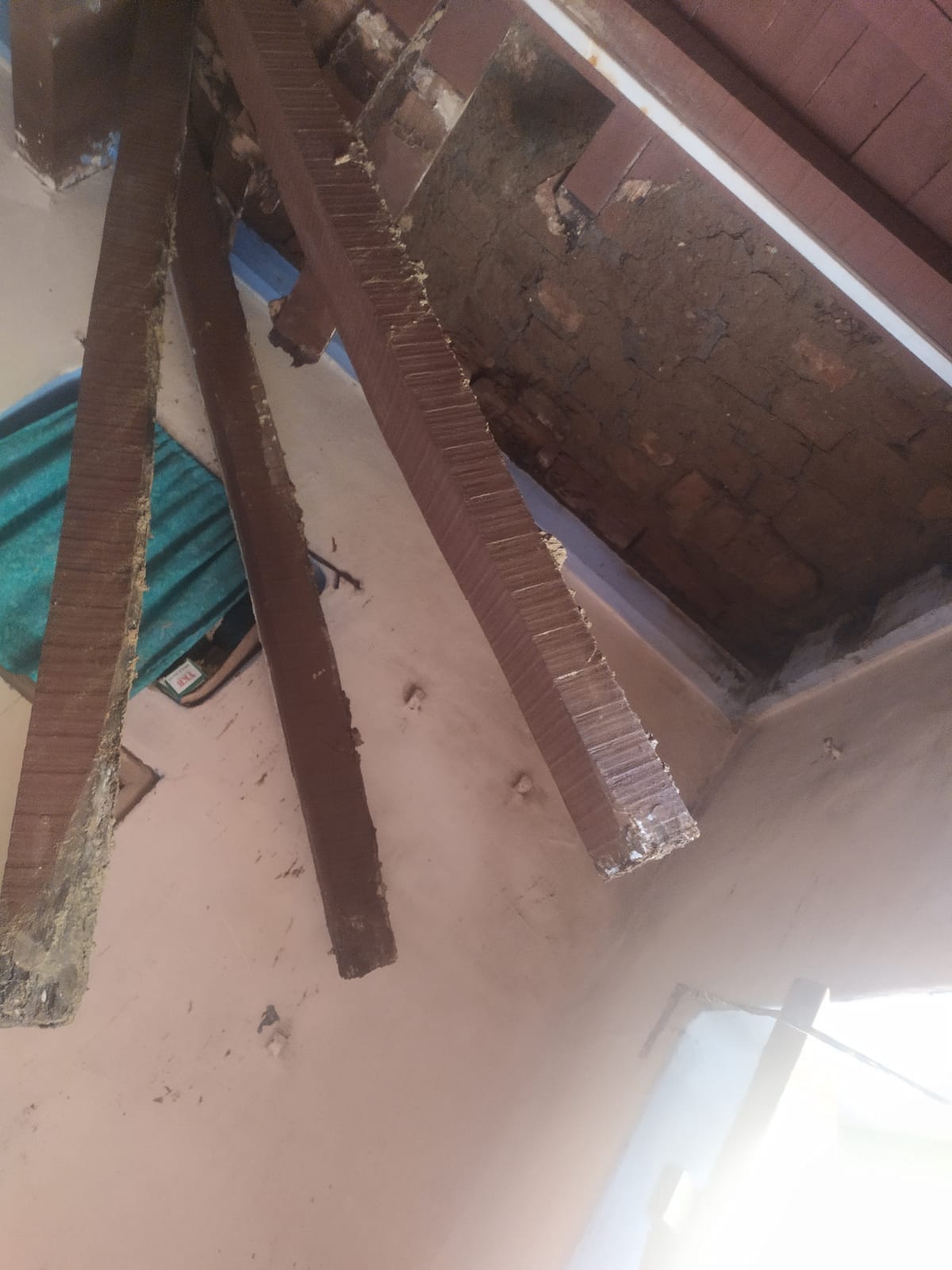 The laborer's raw house collapsed in the rain, the goods were buried