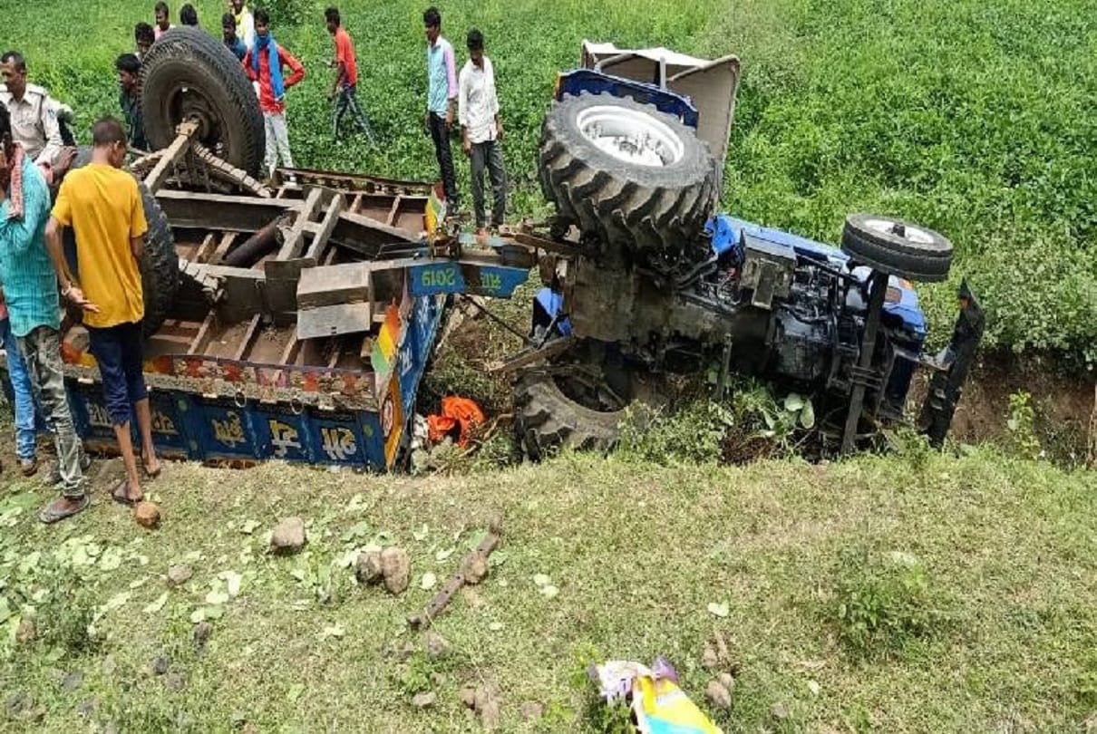 Four killed 17 injured as tractor-trolley overturns in Madhya Pradesh Latest News Update