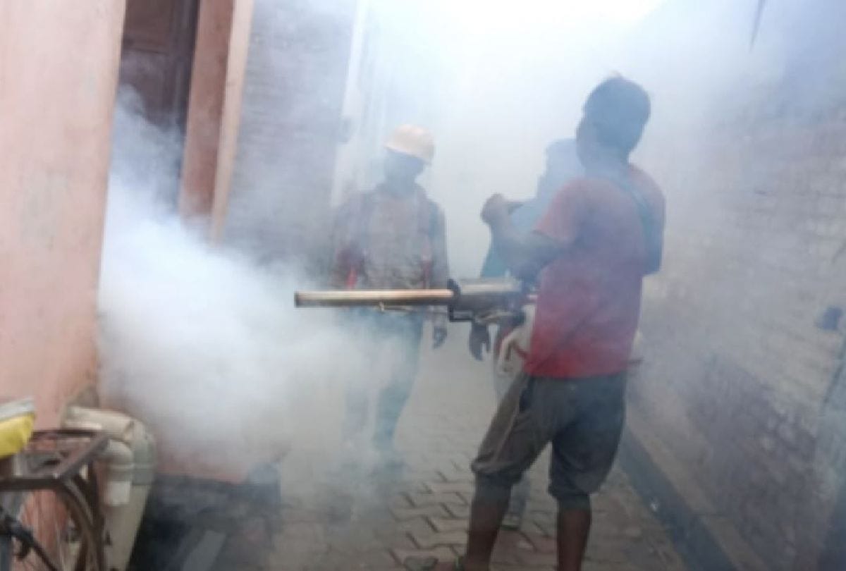 Amar Ujala Investigation Of slum Drains choke garbage in the streets Mosquitoes outbreak