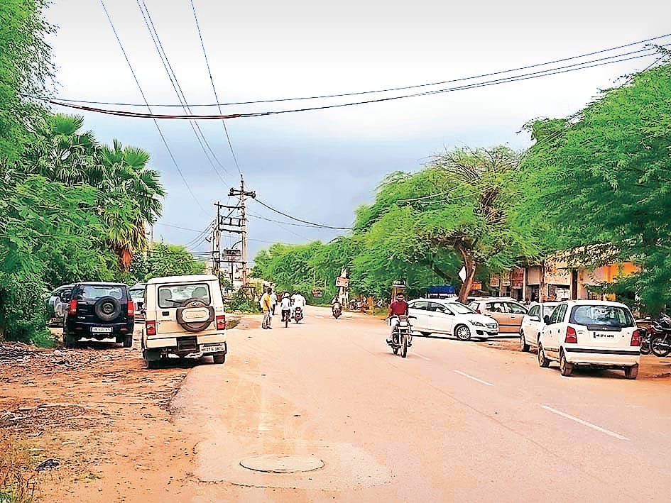 No street lights on the road, passersby upset
