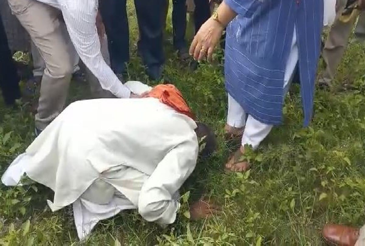 mathura dengue news: old man touched the feet of CMO dr rachana gupta video goes viral