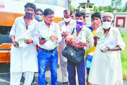 अपने वतन लौटते पाकिस्तानी नागरिक।