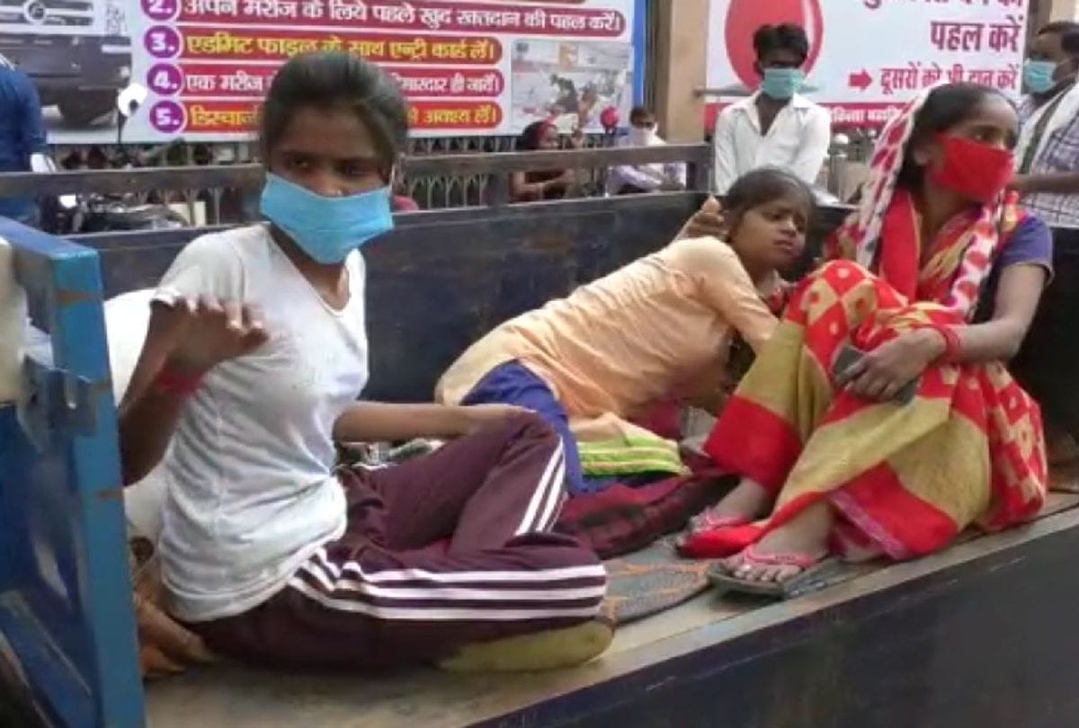 Firozabad Dengue News: relatives reached the hospital carrying sick children on their shoulders