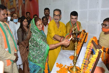 Prayagraj News :  प्रबुद्ध सम्मेलन का उद्घाटन करते यूपी भाजप प्रभारी राधामोहन सिंह।