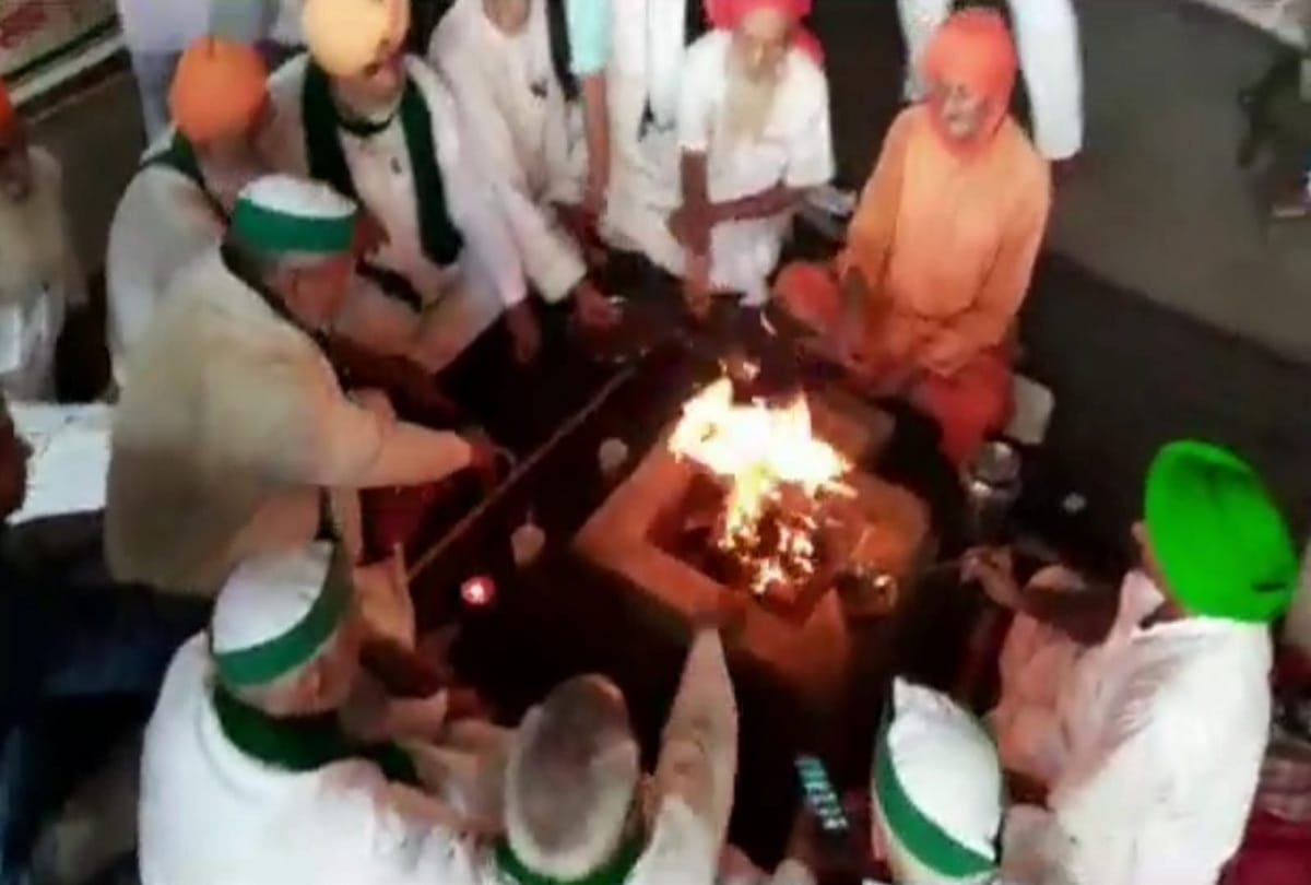 Muzaffarnagar Mahapanchayat Rakesh Tikait performed Havan with farmers at UP Gate