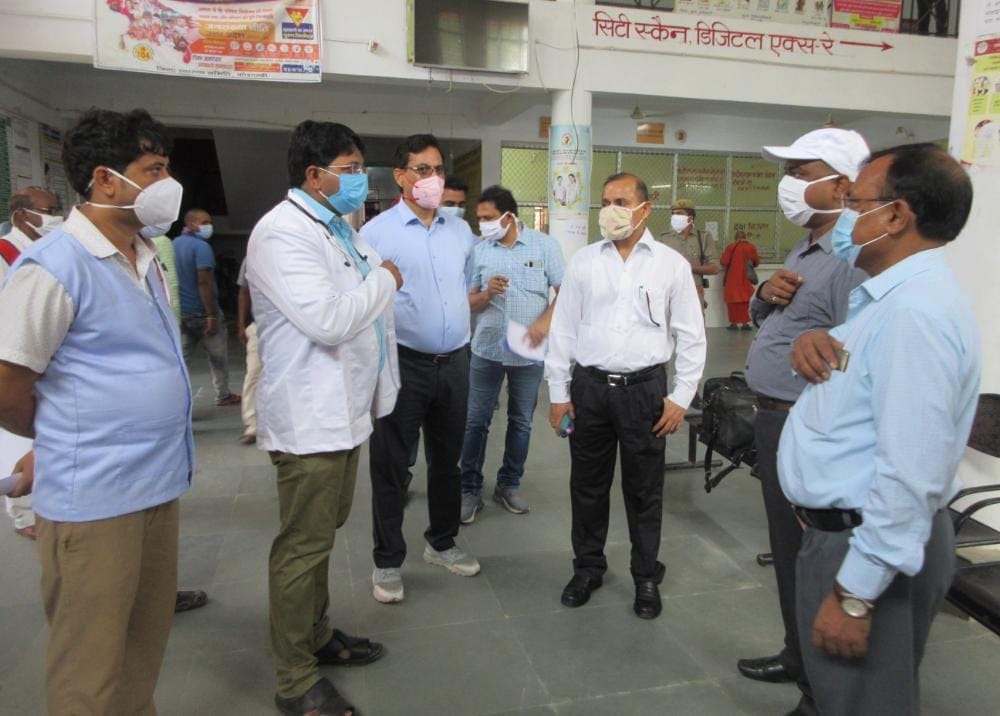 Seeing the chaos in the district hospital, the nodal officer got angry, called the missing doctors