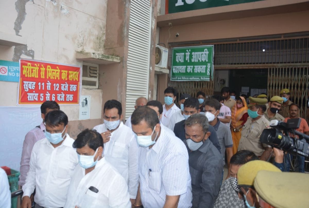 Shivpal Yadav met dengue victim children in firozabad hospital