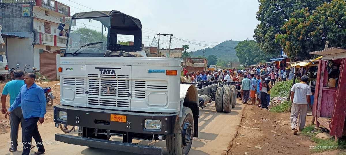 Accident in Sonbhadra: Uncontrollable trailer crushed elderly while crossing road