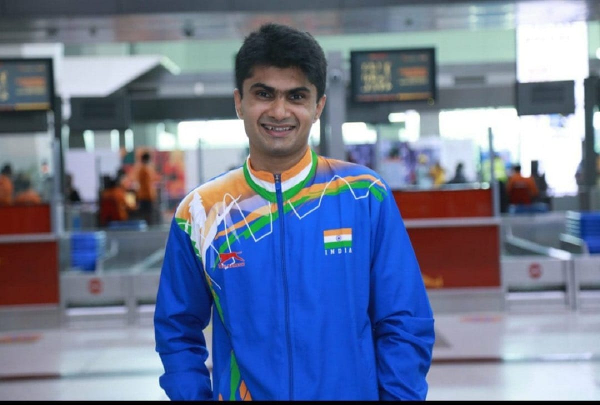 Tokyo Paralympics 2021 Indian Badminton player Suhas Yathirag win Silver medal in Men Singles SL4 final PM Narendra Modi and UP CM Yogi Adityanath congratulated him