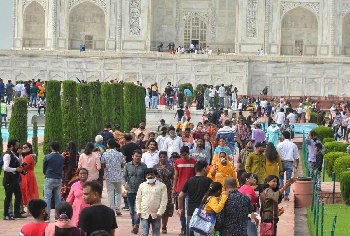 Taj Mahal 18 Thousand Tourist Visits On Sunday