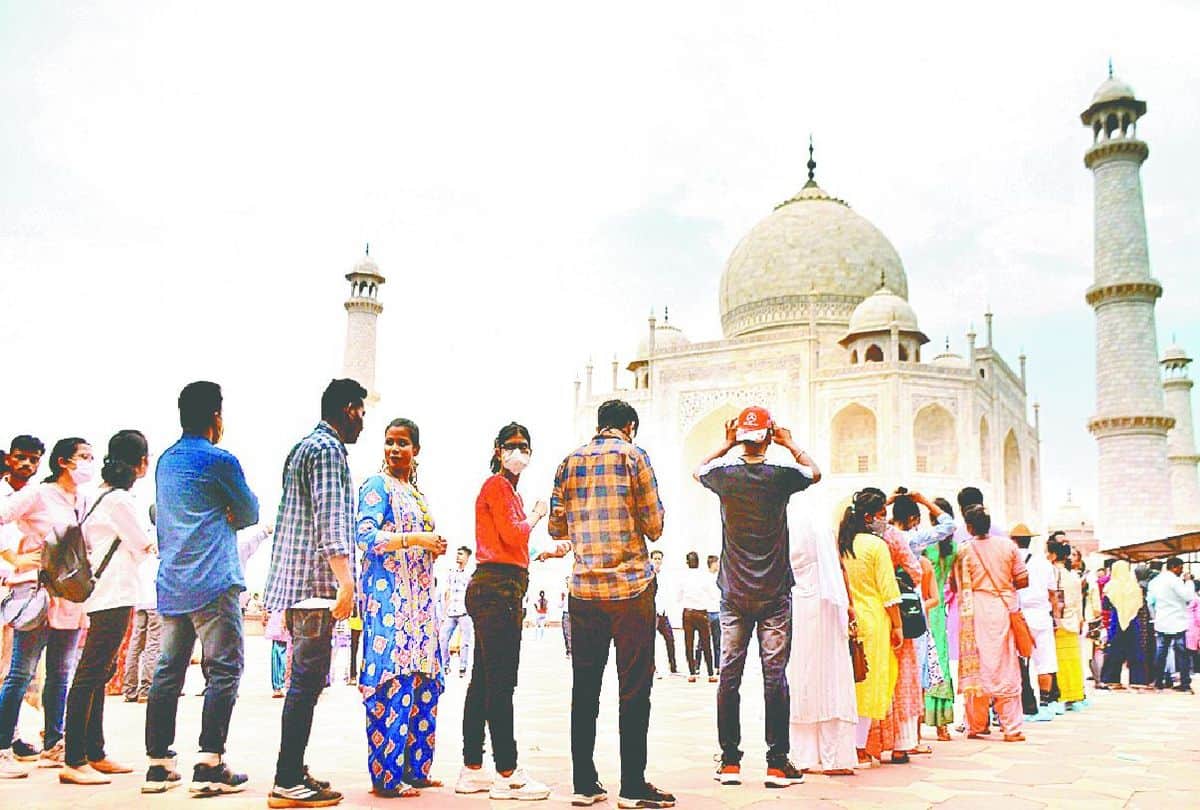 Taj Mahal 18 Thousand Tourist Visits On Sunday