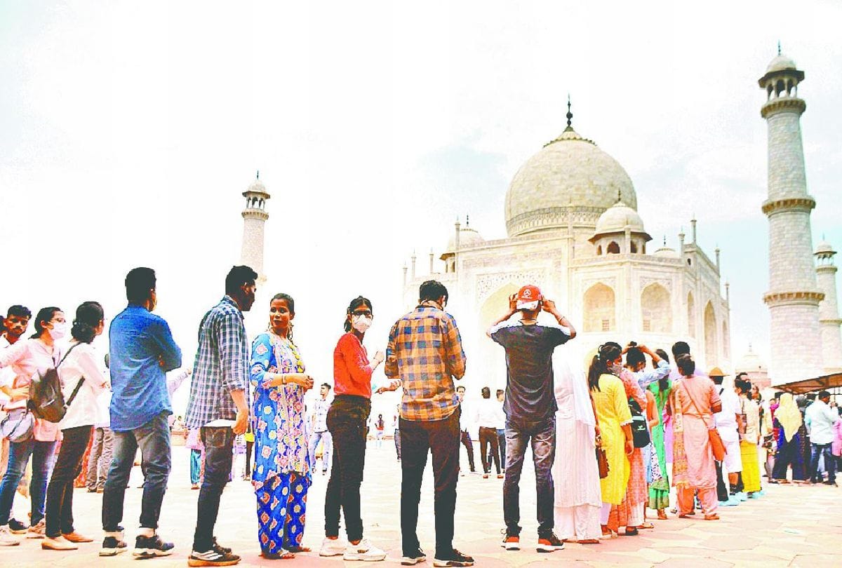 Taj Mahal 18 Thousand Tourist Visits On Sunday