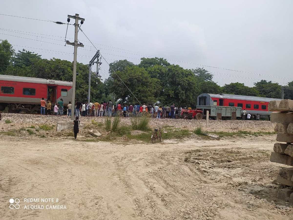 Down Danapur Express Train divided into two parts due to AC coaches Coupling opened in bhadohi