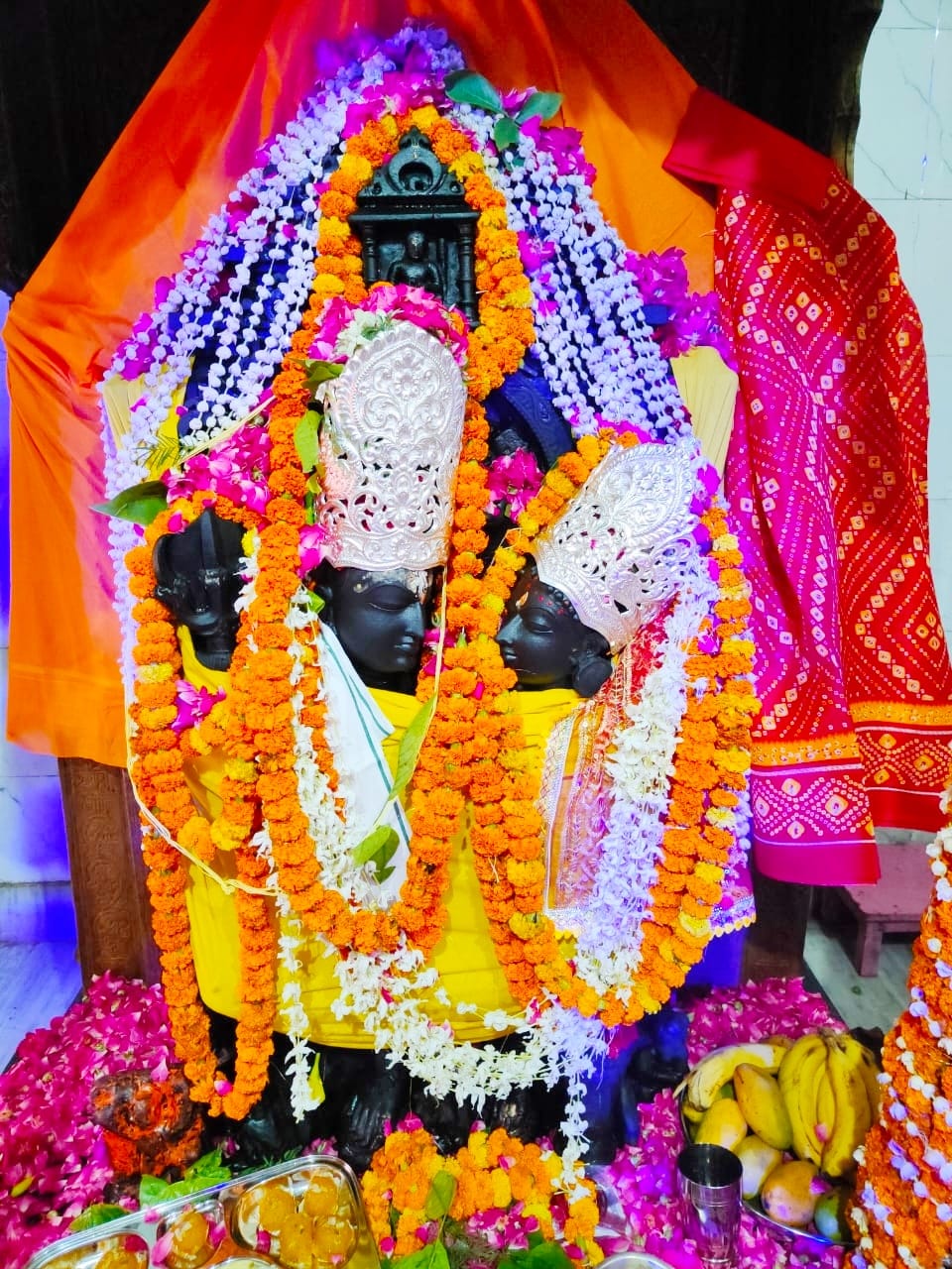 Devotees became blessed after seeing Uma-Maheshwar