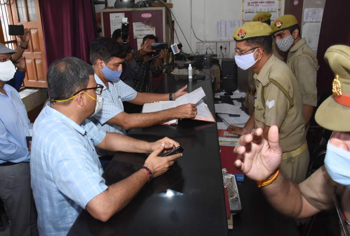 UP DGP mukul goal inspection in Hazratganj kotwali.