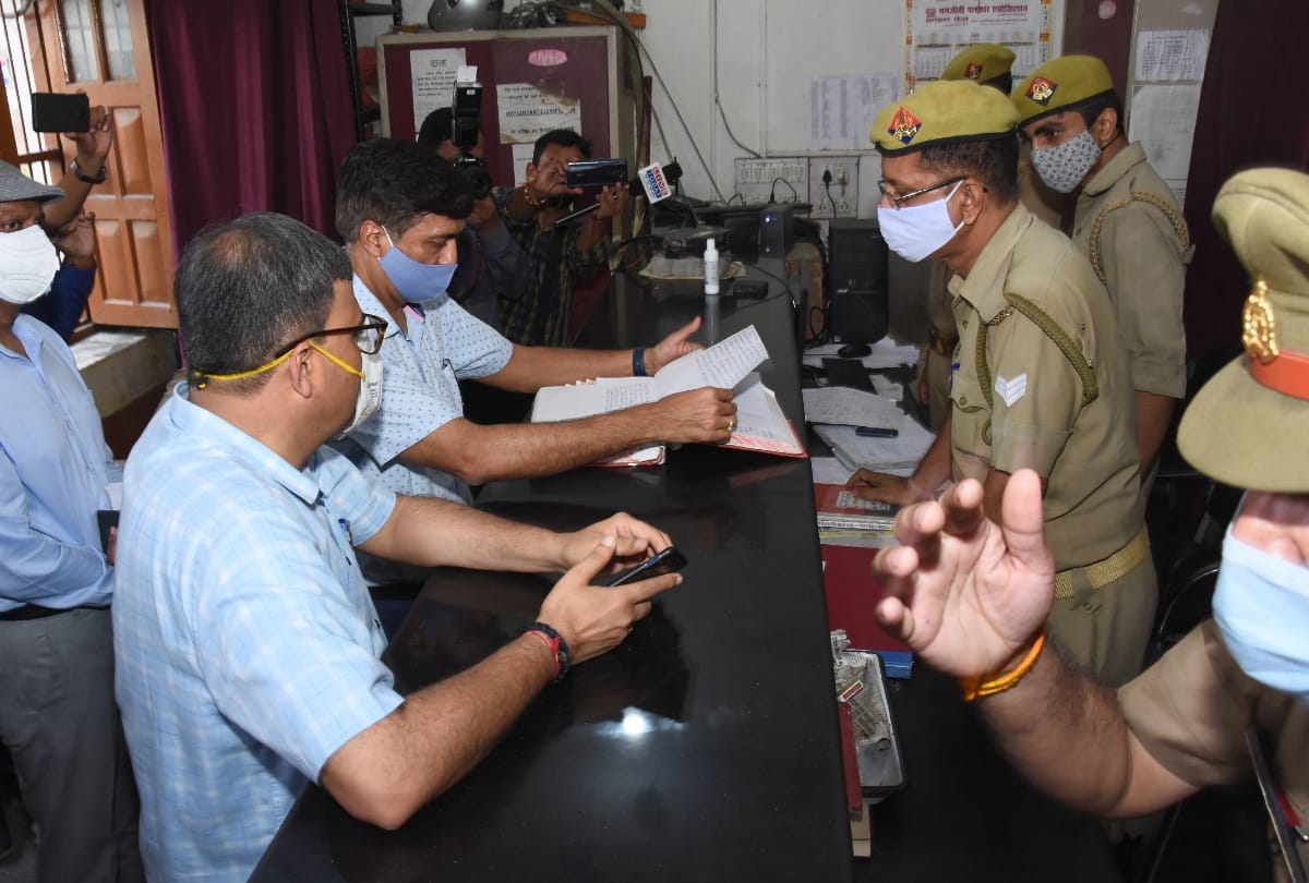 UP DGP mukul goal inspection in Hazratganj kotwali.
