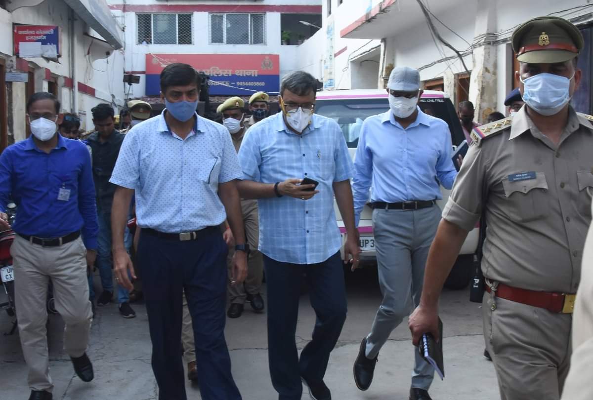 UP DGP mukul goal inspection in Hazratganj kotwali.