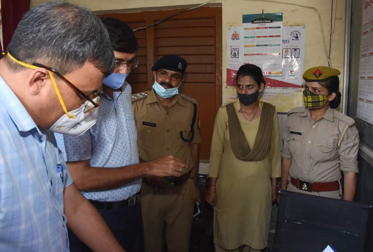 UP DGP mukul goal inspection in Hazratganj kotwali.