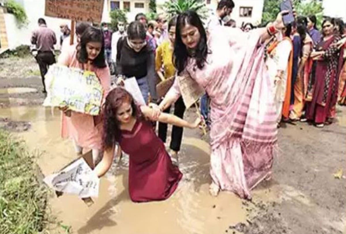 Women in Madhya Pradesh Bhopal hold catwalk on potholed roads says they will not cast votes if their demands are not met