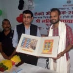 विशेश्वरगंज प्रधान डाक घर में ओलंपियन ललित उपाध्याय को सम्मानित करते पोस्टमास्टर जनरल कृष्ण कुमार यादव।