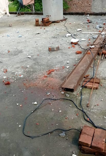 207ःमदनपुर गांव के शिव मंदिर पर गिरी आकाशीयं बिजली के बाद फैला मंदिर का मलबा ।