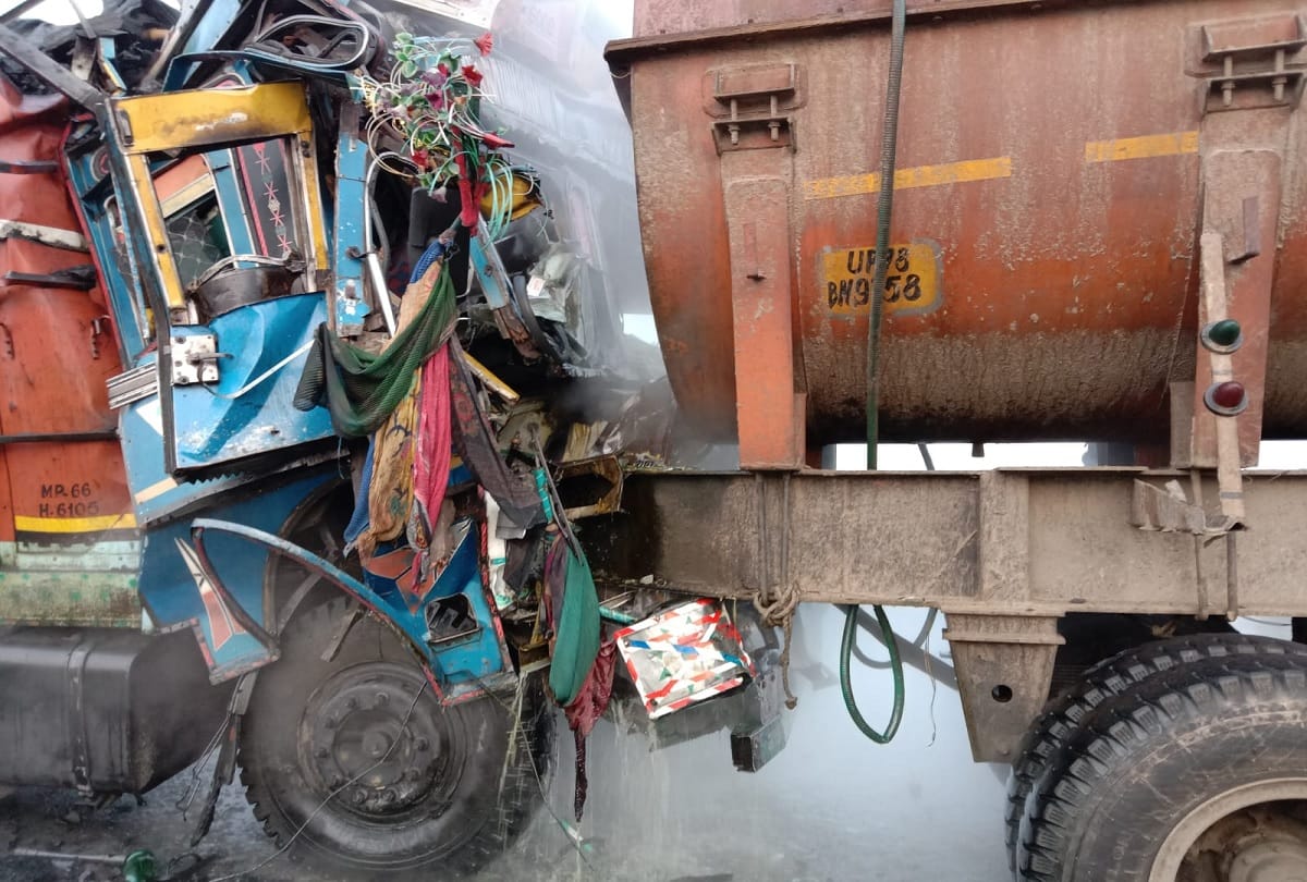 Truck carrying coal meets accident with tanker carrying acid in Sonbhadra