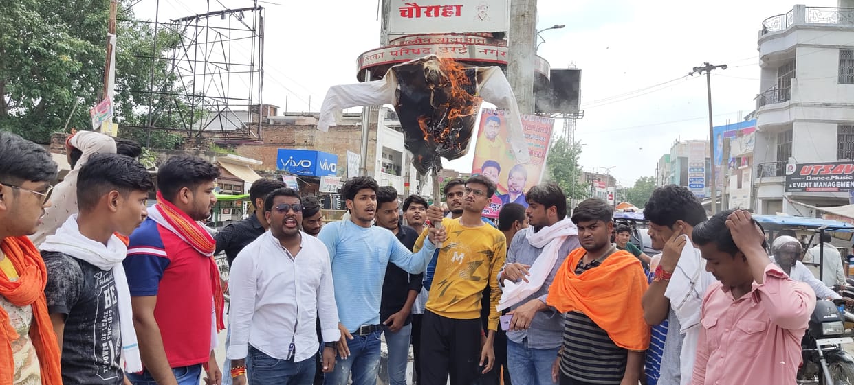 ABVP workers burnt Javed Akhtar's effigy